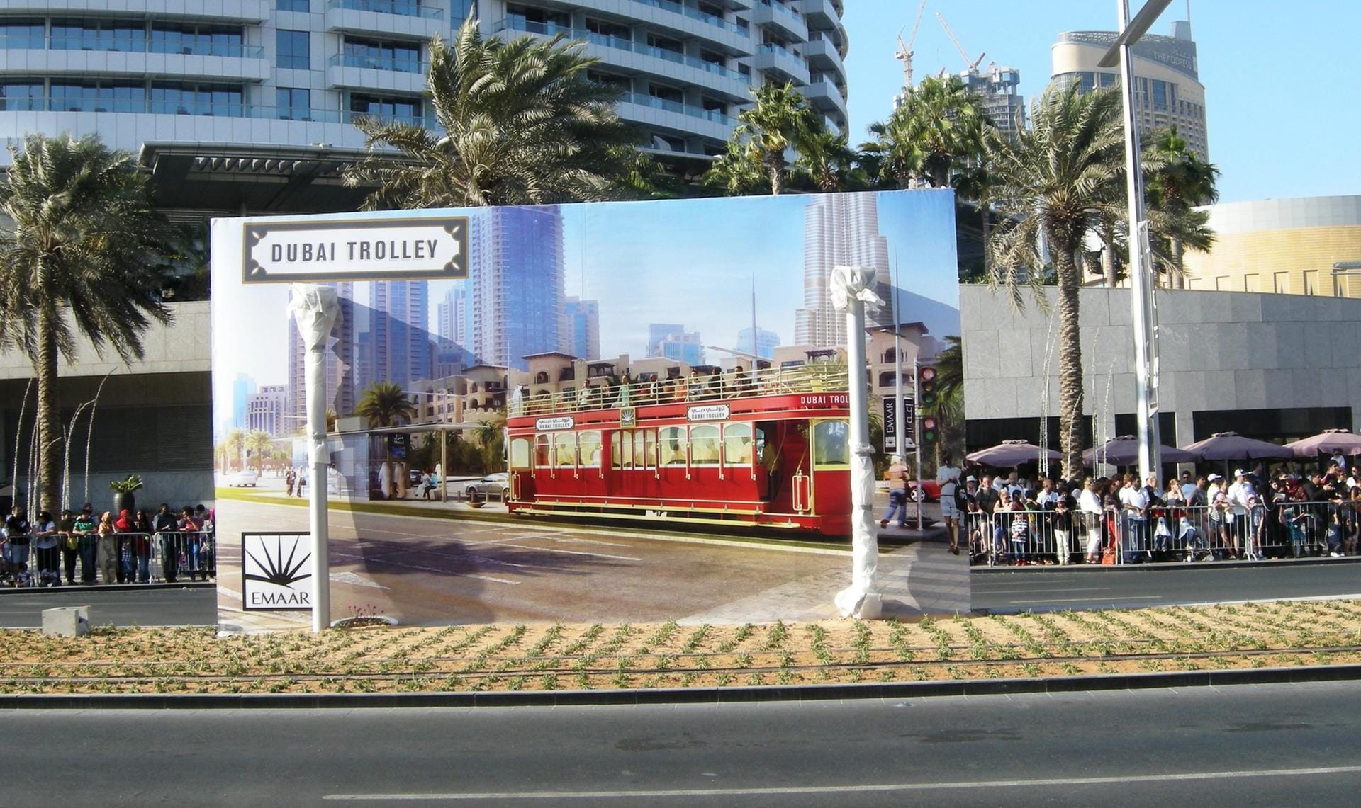 Der Dubai Trolley ist eine offene Trambahn in der Nähe von Burj Khalifa und Dubai Mall, die seit 2015 eine Flotte von Doppeldeckerfahrzeugen im historischen Stil einsetzt.