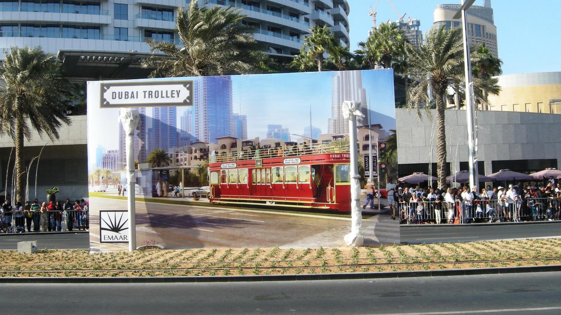 Der Dubai Trolley ist eine offene Trambahn in der Nähe von Burj Khalifa und Dubai Mall, die seit 2015 eine Flotte von Doppeldeckerfahrzeugen im historischen Stil einsetzt.