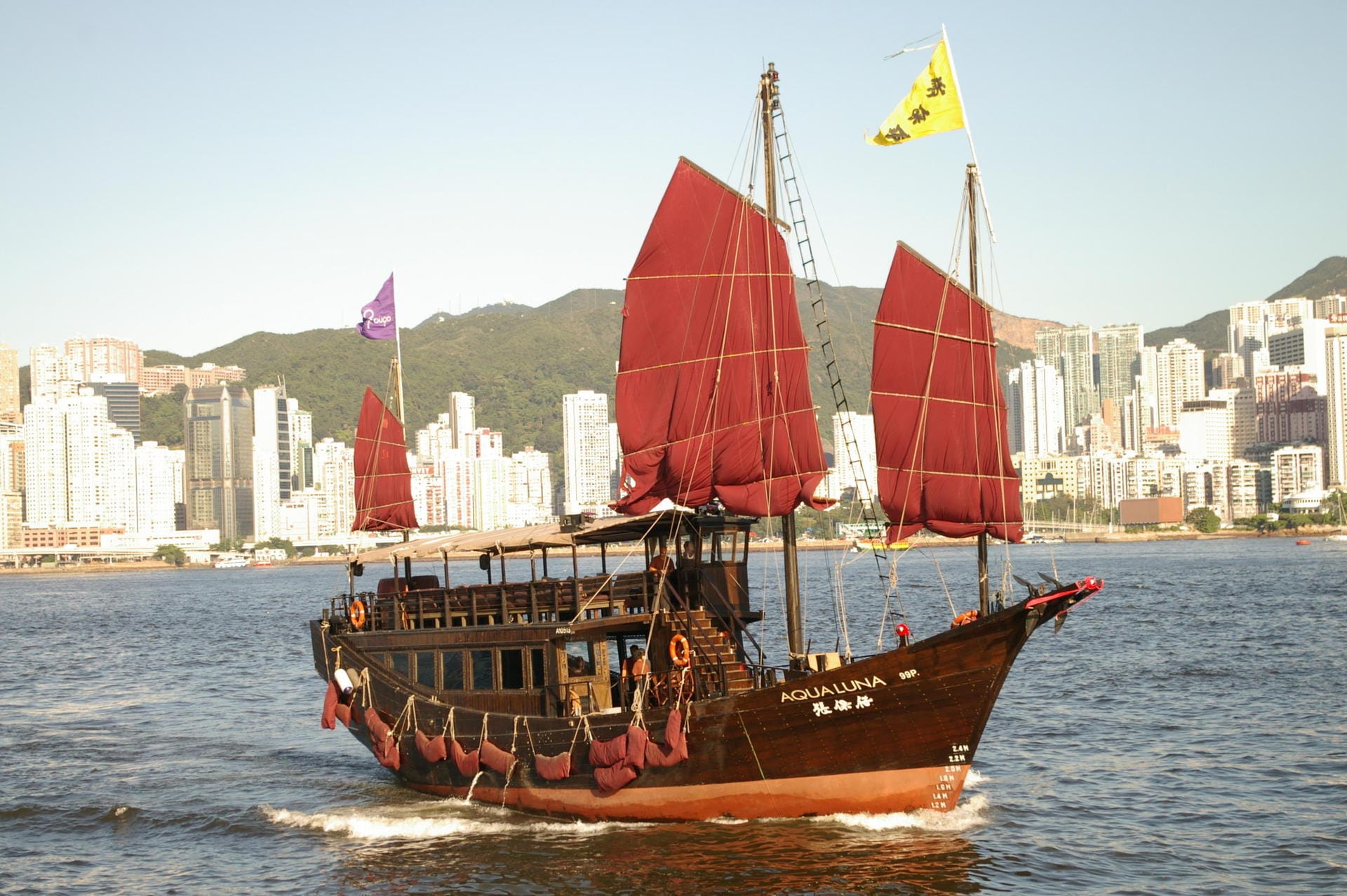 Der Begriff "Dschunke" bezeichnet chinesische hölzerne Segelboote, typisch sind die roten Segel.