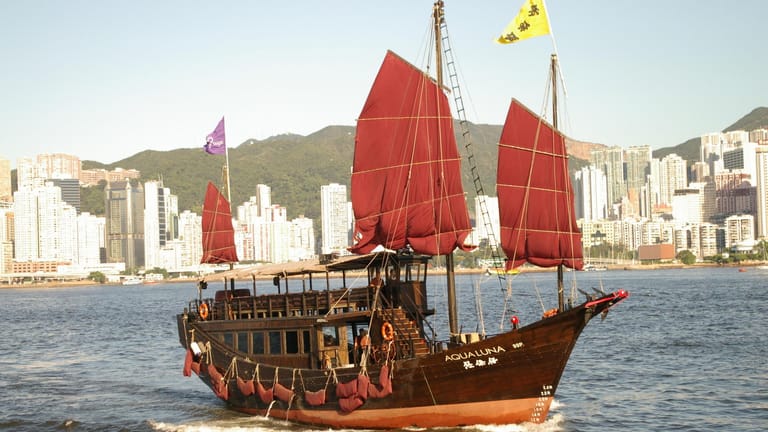 Der Begriff "Dschunke" bezeichnet chinesische hölzerne Segelboote, typisch sind die roten Segel.
