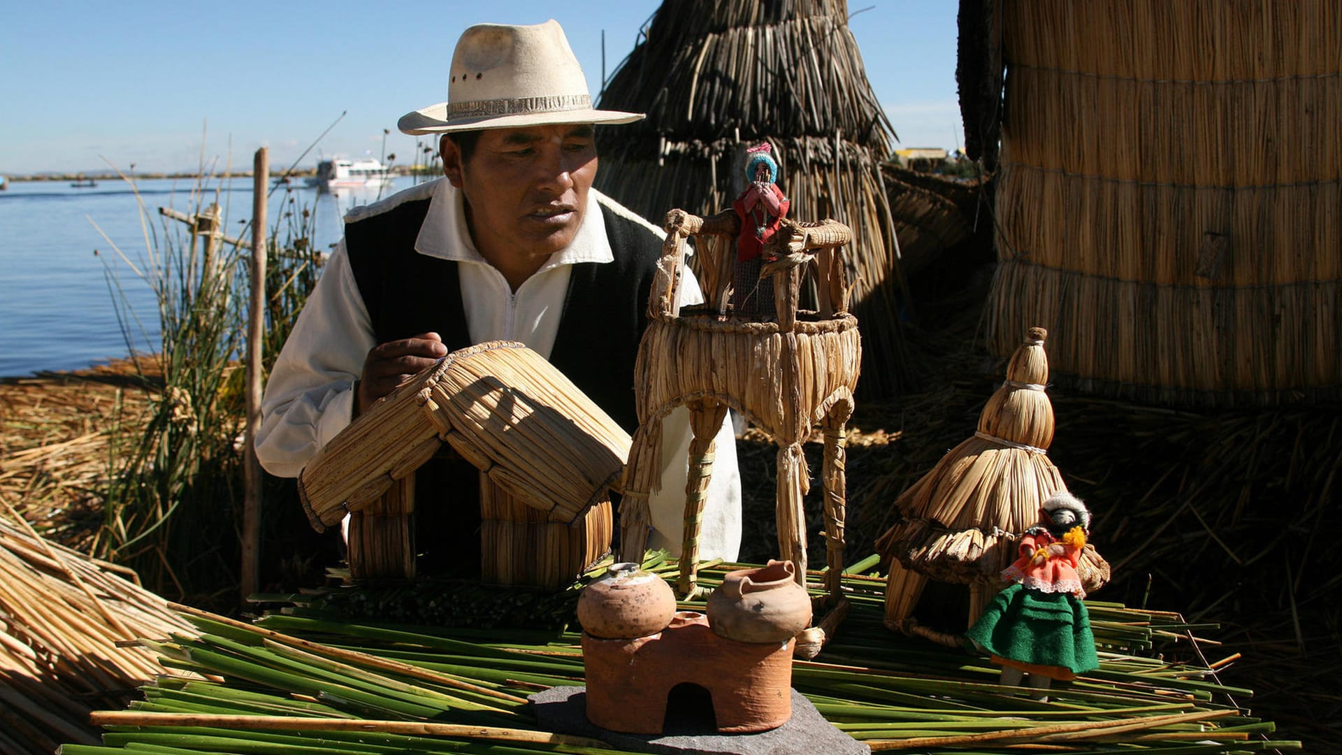 Das peruanische Schilfboot: Die Uros leben auf den schwimmenden Schilfinseln im Titicacasee.