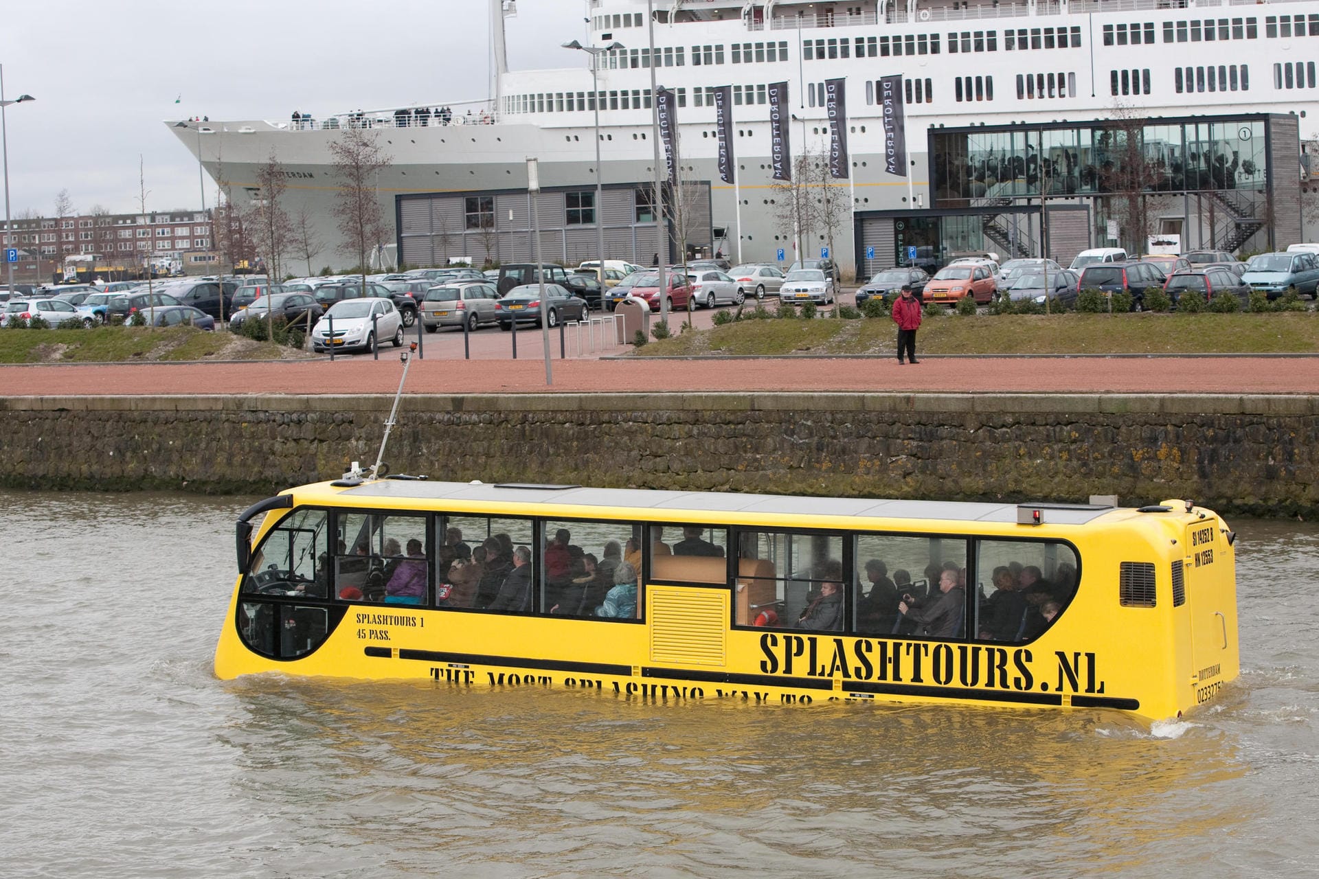 Dieses in Holland gebaute Amphibienfahrzeug kann Sie an Land transportieren, hat aber auch keine Probleme, vollbesetzt ins Wasser zu gleiten.