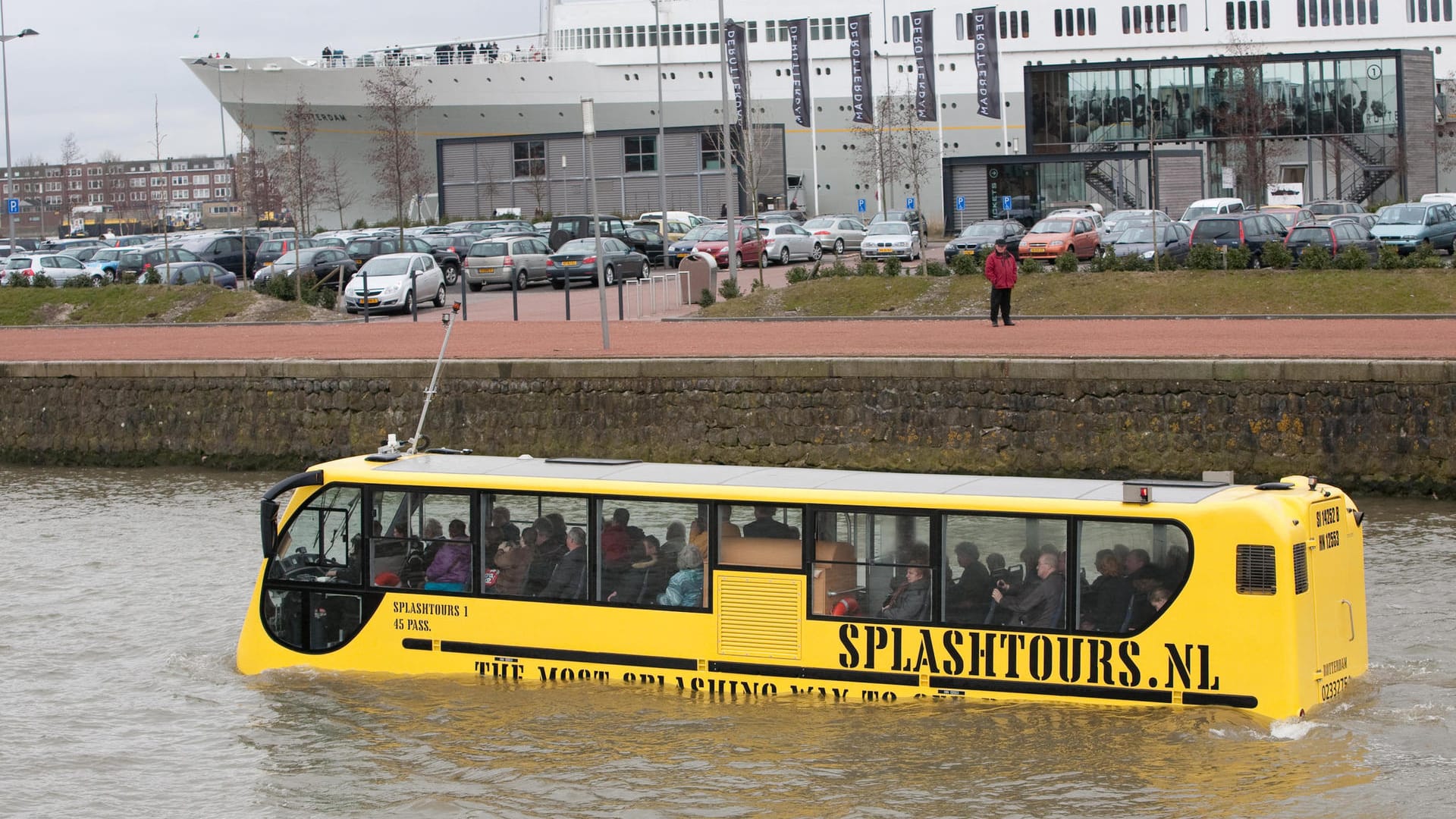 Dieses in Holland gebaute Amphibienfahrzeug kann Sie an Land transportieren, hat aber auch keine Probleme, vollbesetzt ins Wasser zu gleiten.