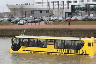 Dieses in Holland gebaute Amphibienfahrzeug kann Sie an Land transportieren, hat aber auch keine Probleme, vollbesetzt ins Wasser zu gleiten.