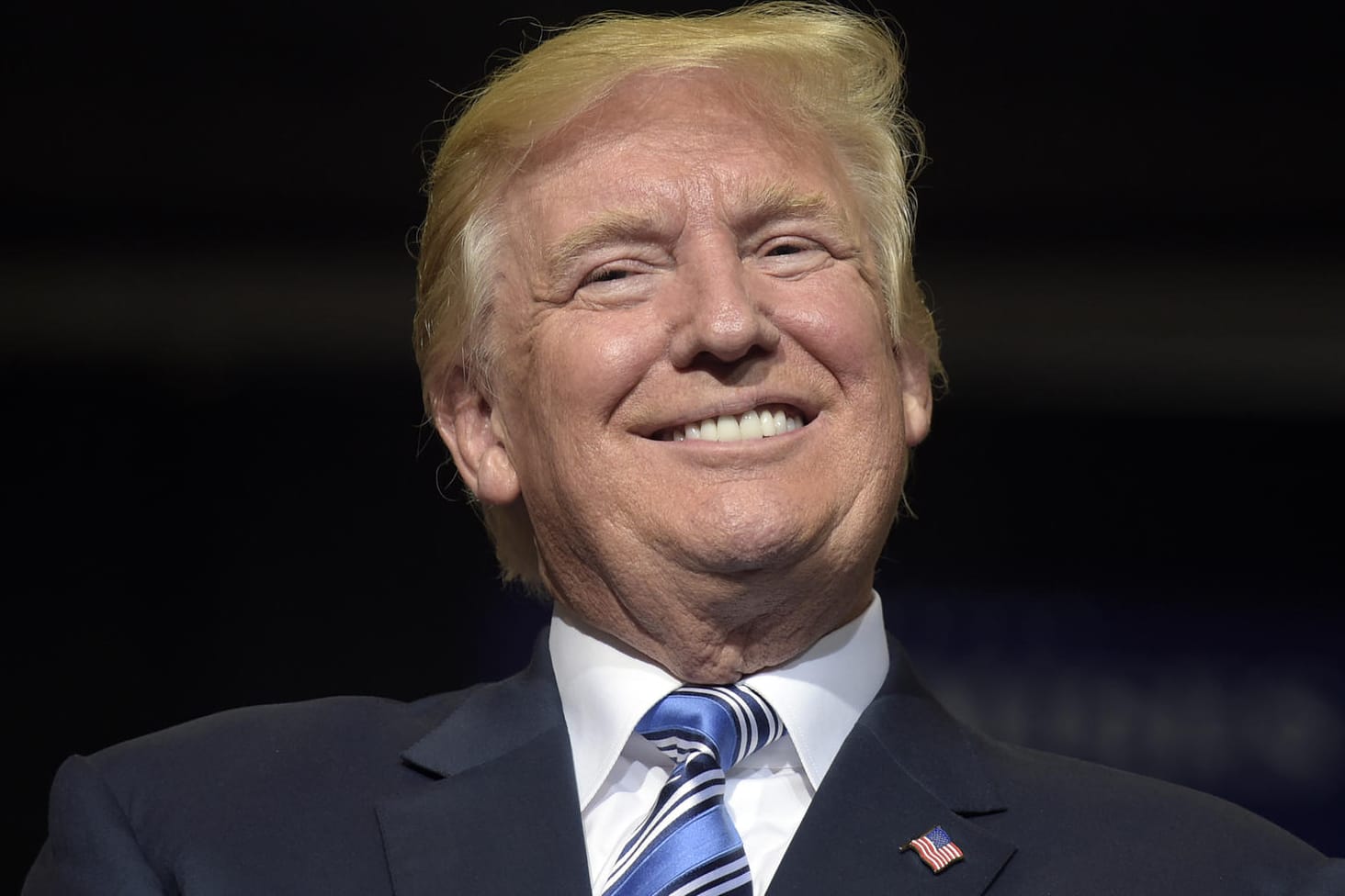 US-Präsident Donald Trump spricht in der Big Sandy Superstore Arena in Huntington (USA).