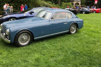 Auf den Classic Days Schloss Dyck können Autofans verschiedene Oldtimer bestaunen. Darunter ist auch der Ferrari 195 Inter SE.
