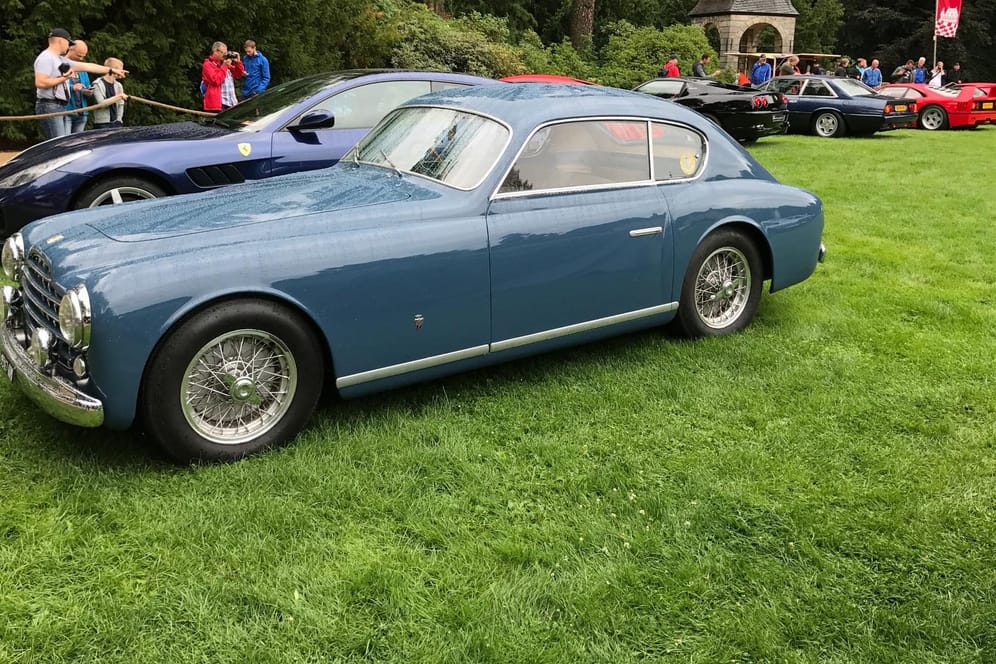 Auf den Classic Days Schloss Dyck können Autofans verschiedene Oldtimer bestaunen. Darunter ist auch der Ferrari 195 Inter SE.