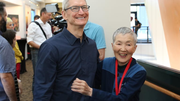 Apples CEO Tim Cook (links) hat Masako Wakamiya auf der Apple Entwicklerkonferenz WWDC 2017 kennengelernt.
