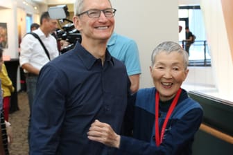 Apples CEO Tim Cook (links) hat Masako Wakamiya auf der Apple Entwicklerkonferenz WWDC 2017 kennengelernt.