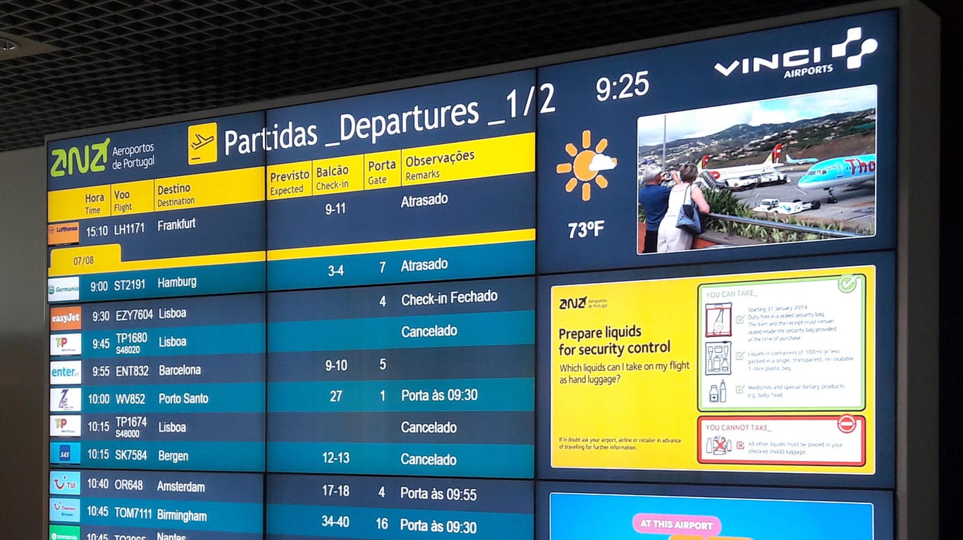 Die Anzeigetafel des Flughafen Funchals zeigt momentan überwiegend verspätete und annullierte Flüge an, da es aufgrund von Wetter zu vielen Ausfällen kommt.