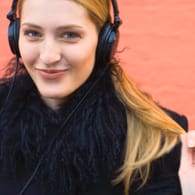 Lächelnde Frau mit Kopfhörern