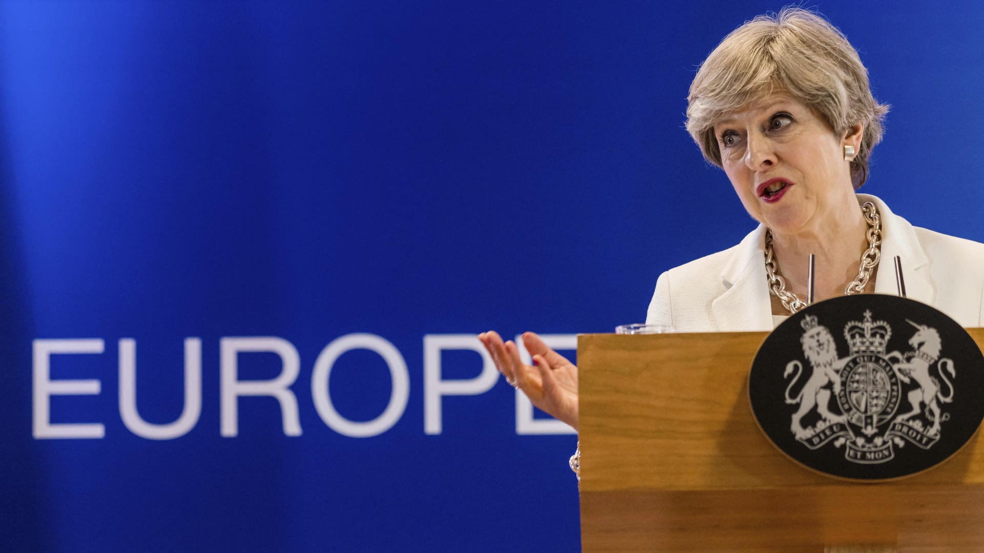 Die britische Premierministerin Theresa May spricht in Brüssel auf einer Pressekonferenz beim EU-Gipfel. Die britische Premierministerin Theresa May spricht in Brüssel auf einer Pressekonferenz beim EU-Gipfel.