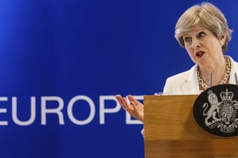 Die britische Premierministerin Theresa May spricht in Brüssel auf einer Pressekonferenz beim EU-Gipfel.