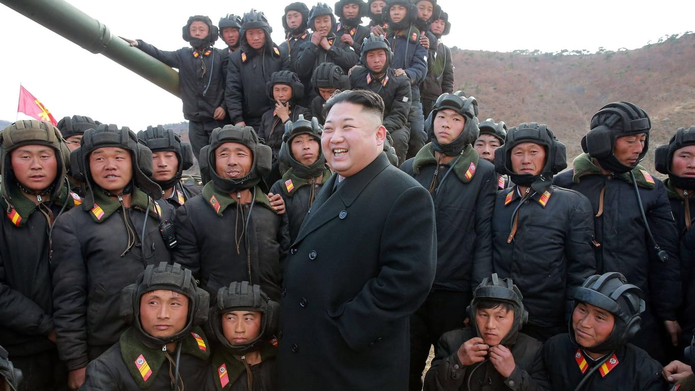 Der nordkoreanische Machthaber Kim Jong-un, umgeben von Soldaten.
