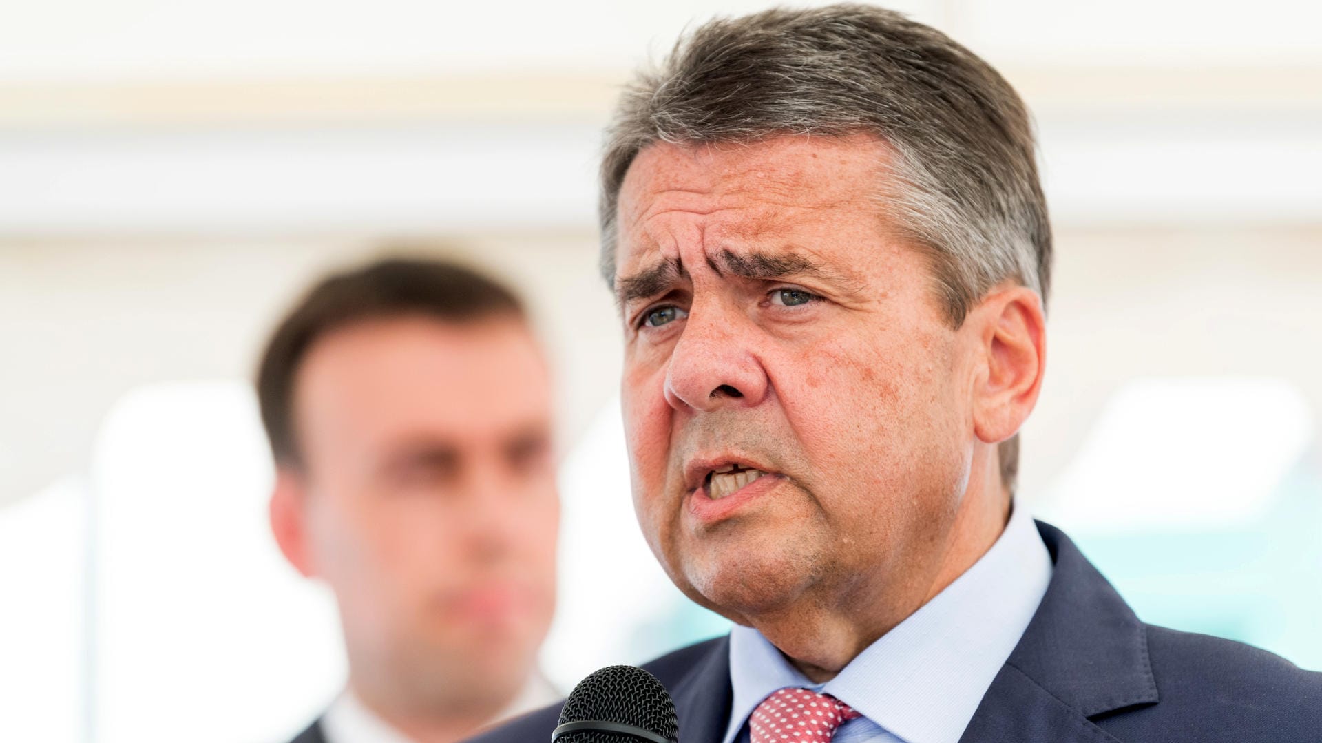 Sigmar Gabriel kritisiert wiederholt die Aufrüstungspläne der Union.