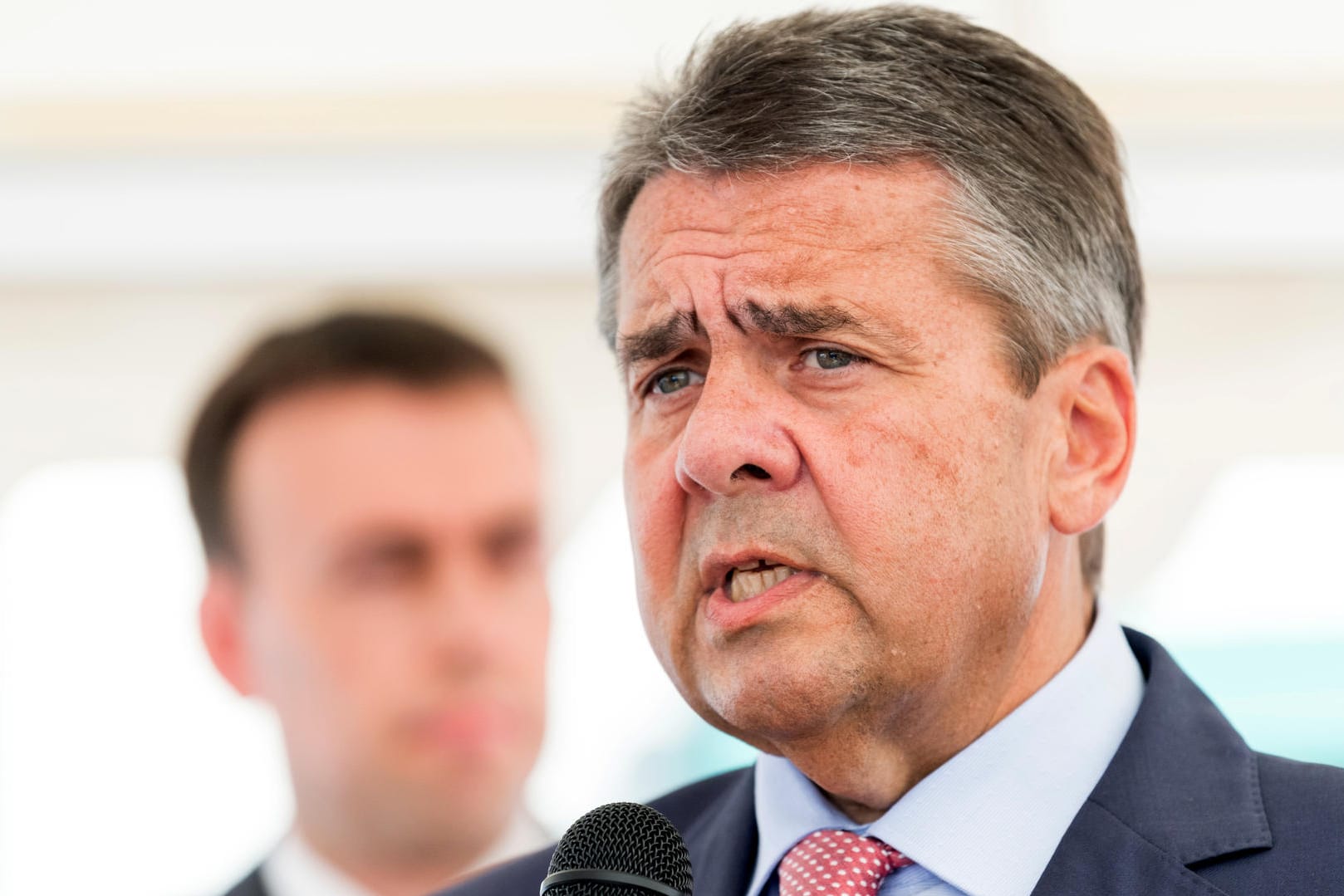 Sigmar Gabriel kritisiert wiederholt die Aufrüstungspläne der Union.