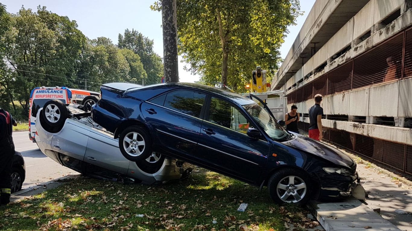 Zwei Fahrzeuge, die bei einem fehlgeschlagenen Einparkmanöver aus einem Parkhaus am Handelskai gefallen waren, liegen in Wien-Leopoldstadt übereinander.