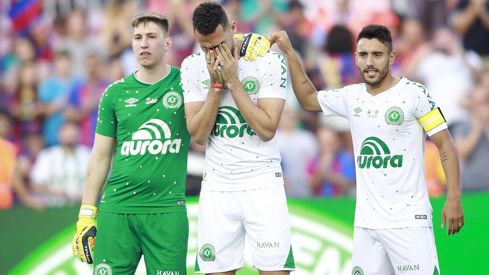 Die drei Chapecoense-Spieler Jackson Follmann (v. l.), Neto und Alan Ruschel, die den Absturz überlebten, liefen gemeinsam ins legendäre Stadion Camp Nou ein.