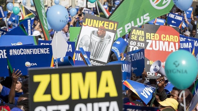 Demonstranten protestieren in Kapstadt gegen den südafrikanischen Präsidenten Zuma. Demonstranten protestieren in Kapstadt gegen den südafrikanischen Präsidenten Zuma.