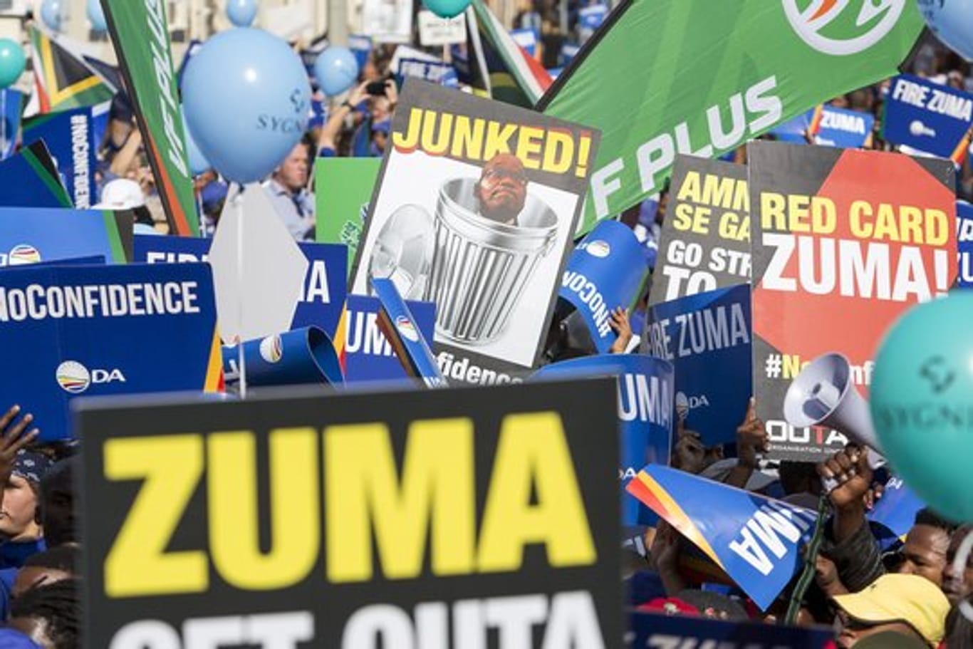 Demonstranten protestieren in Kapstadt gegen den südafrikanischen Präsidenten Zuma.