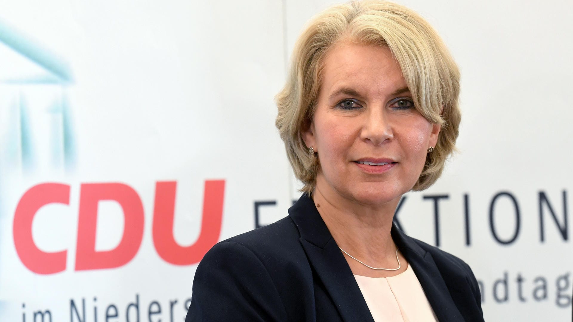 Die ehemalige Grünen Politikerin Elke Twesten spricht im Landtag in Hannover während einer Pressekonferenz.