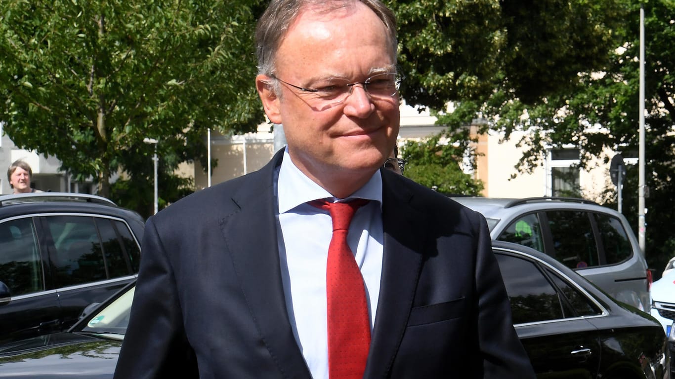 Niedersachsens Ministerpräsident Stephan Weil (SPD) trifft zu einer Pressekonferenz vor der Staatskanzlei in Hannover ein.