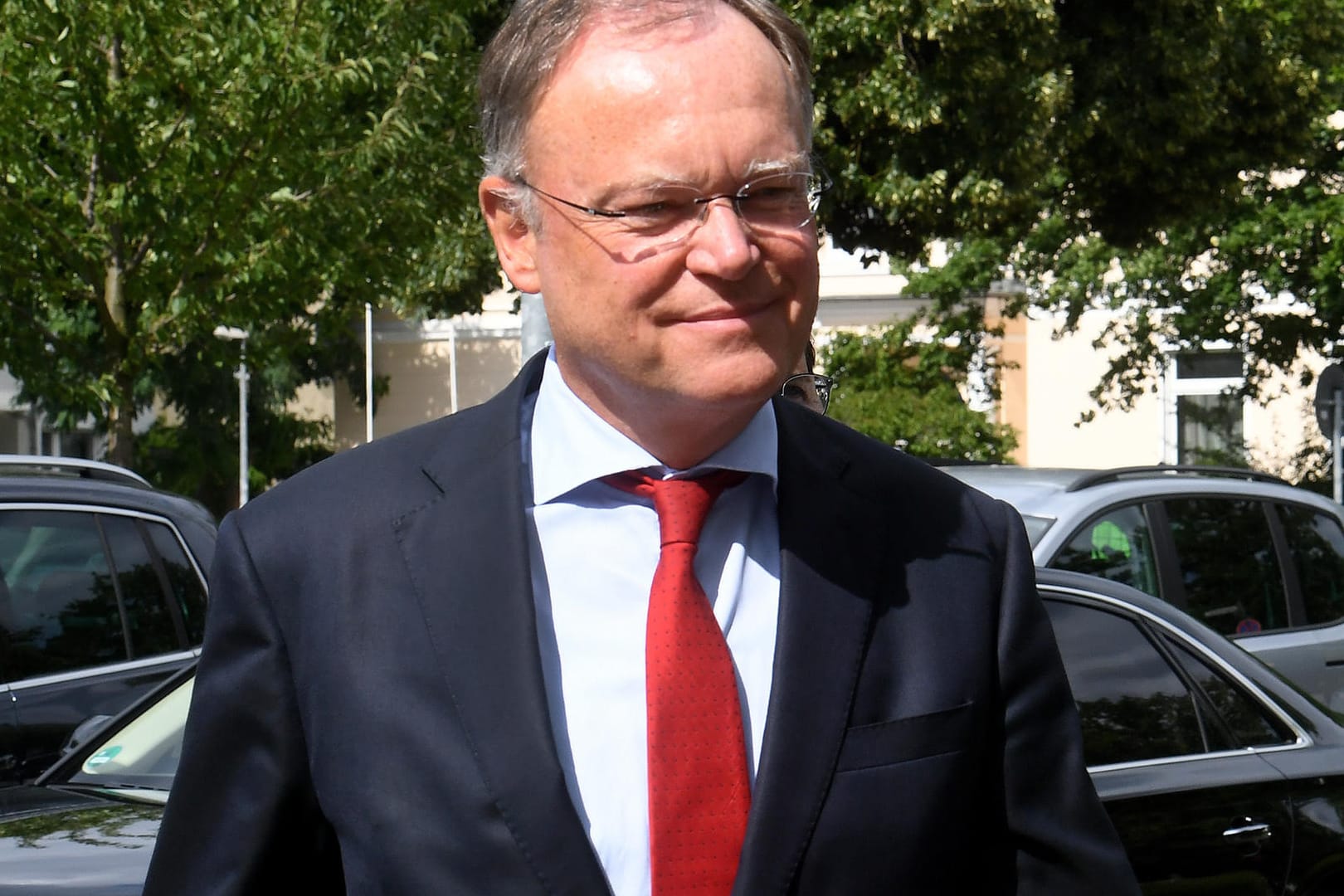Niedersachsens Ministerpräsident Stephan Weil (SPD) trifft zu einer Pressekonferenz vor der Staatskanzlei in Hannover ein.