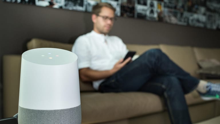 Für knapp 150 Euro schickt der Suchriese seinen vernetzten Lautsprecher Google Home ins Rennen.