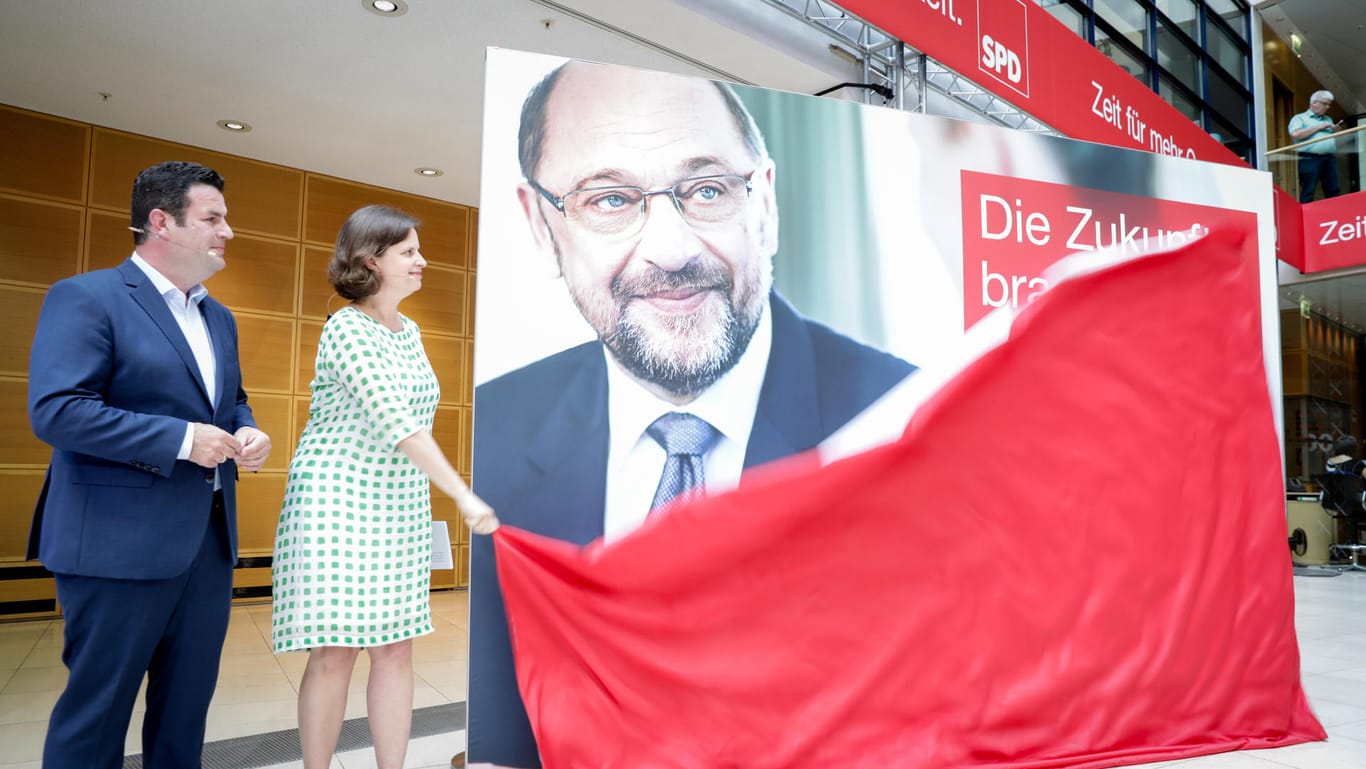 SPD-Generalsekretär Hubertus Heil und SPD-Geschäftsführerin Juliane Seifert präsentieren die erste Welle der SPD-Plakatkampagne für den Kanzlerkandidaten Martin Schulz.