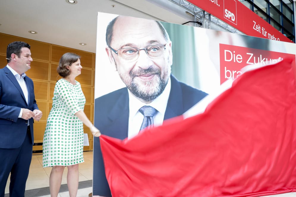 SPD-Generalsekretär Hubertus Heil und SPD-Geschäftsführerin Juliane Seifert präsentieren die erste Welle der SPD-Plakatkampagne für den Kanzlerkandidaten Martin Schulz.