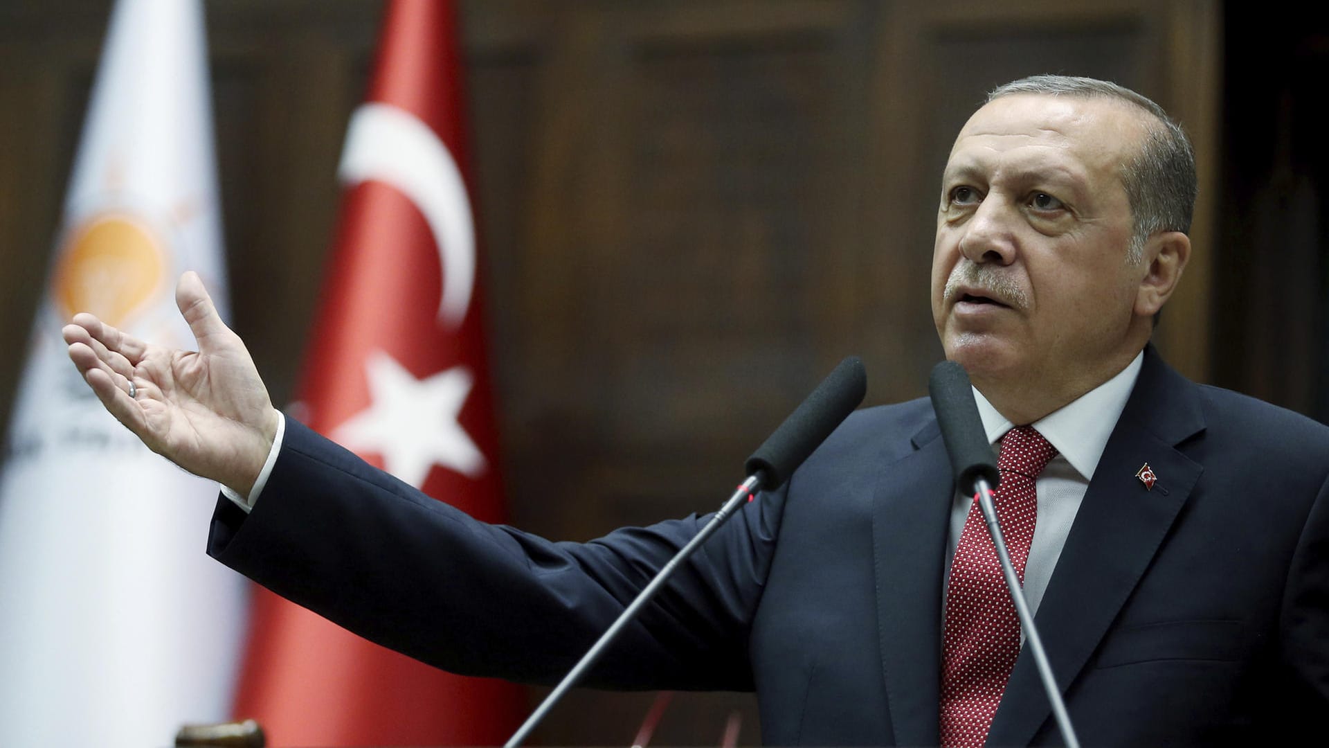 Der türkische Staatspräsidenten Recep Tayyip Erdogan spricht im türkischen Parlament in Ankara.