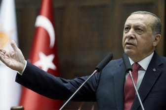 Der türkische Staatspräsidenten Recep Tayyip Erdogan spricht im türkischen Parlament in Ankara.