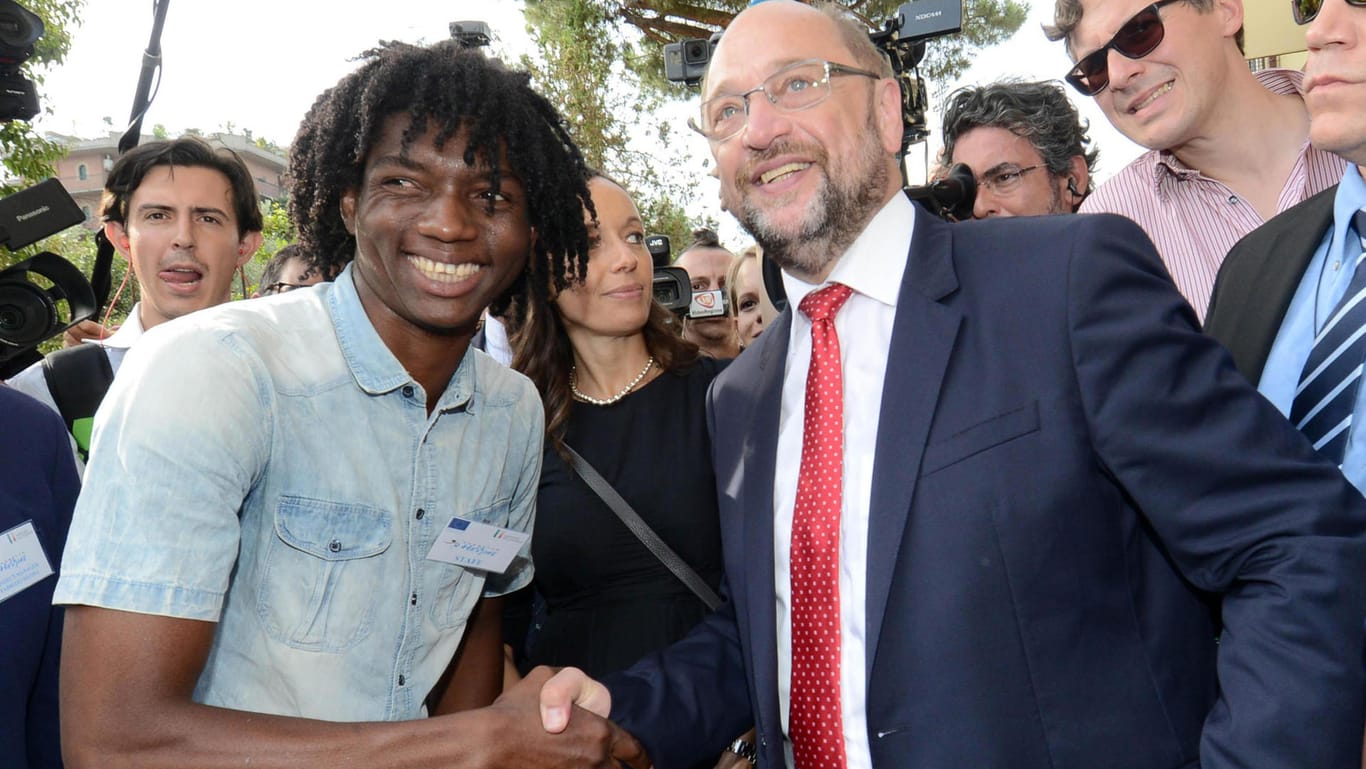 Ende Juli tourte SPD-Chef Martin Schulz kurz durch Italien: Im Hafen von Catania, wo im Mittelmeer gerettete Flüchtlinge ankommen, schüttelt der Kanzlerkandidat die Hände eines Mitarbeiters einer Flüchtlingseinrichtung.