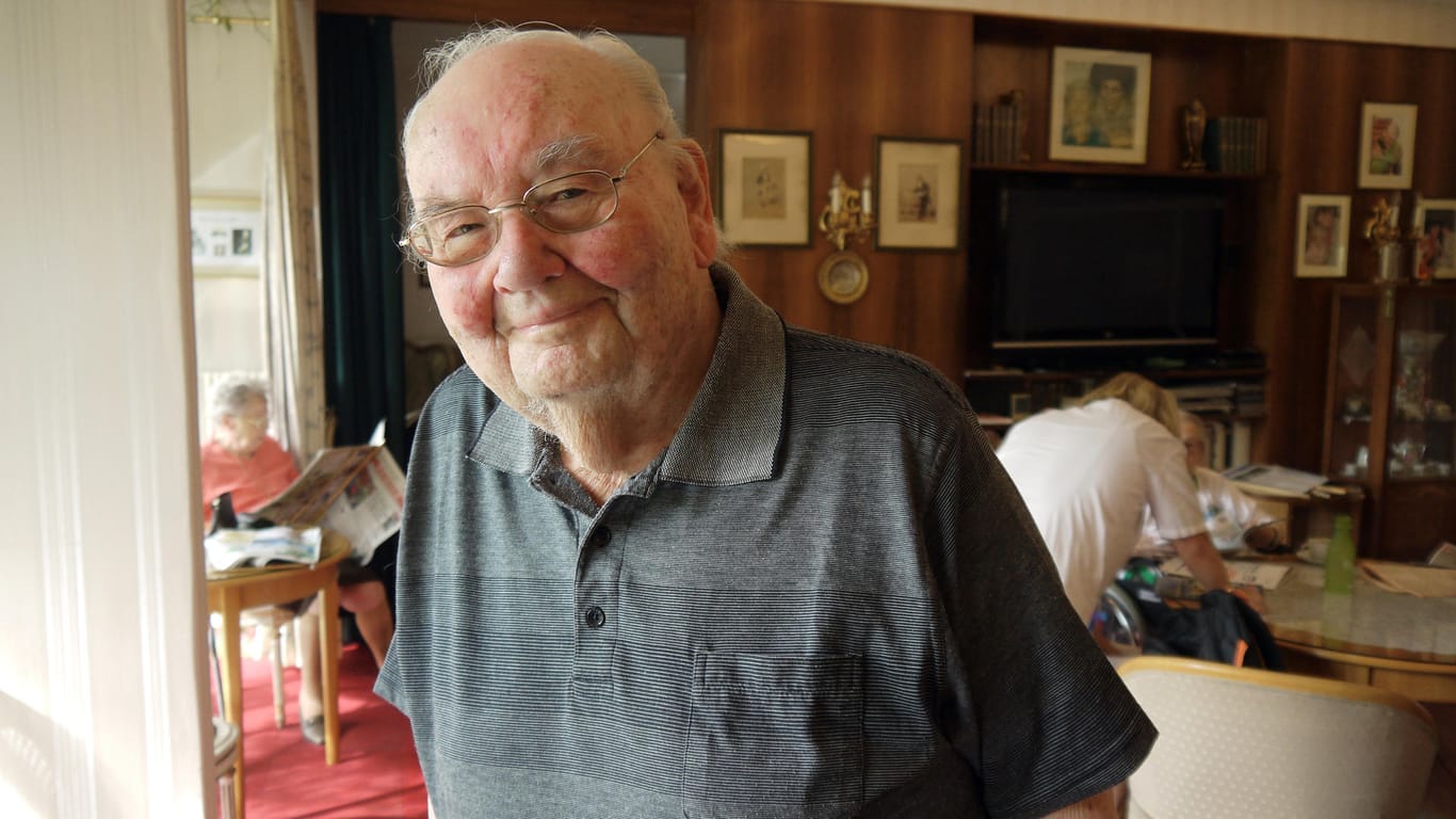 Der 90-jährige Schauspieler Kurt Hradek aus Graz sichtlich glücklich und zufrieden.