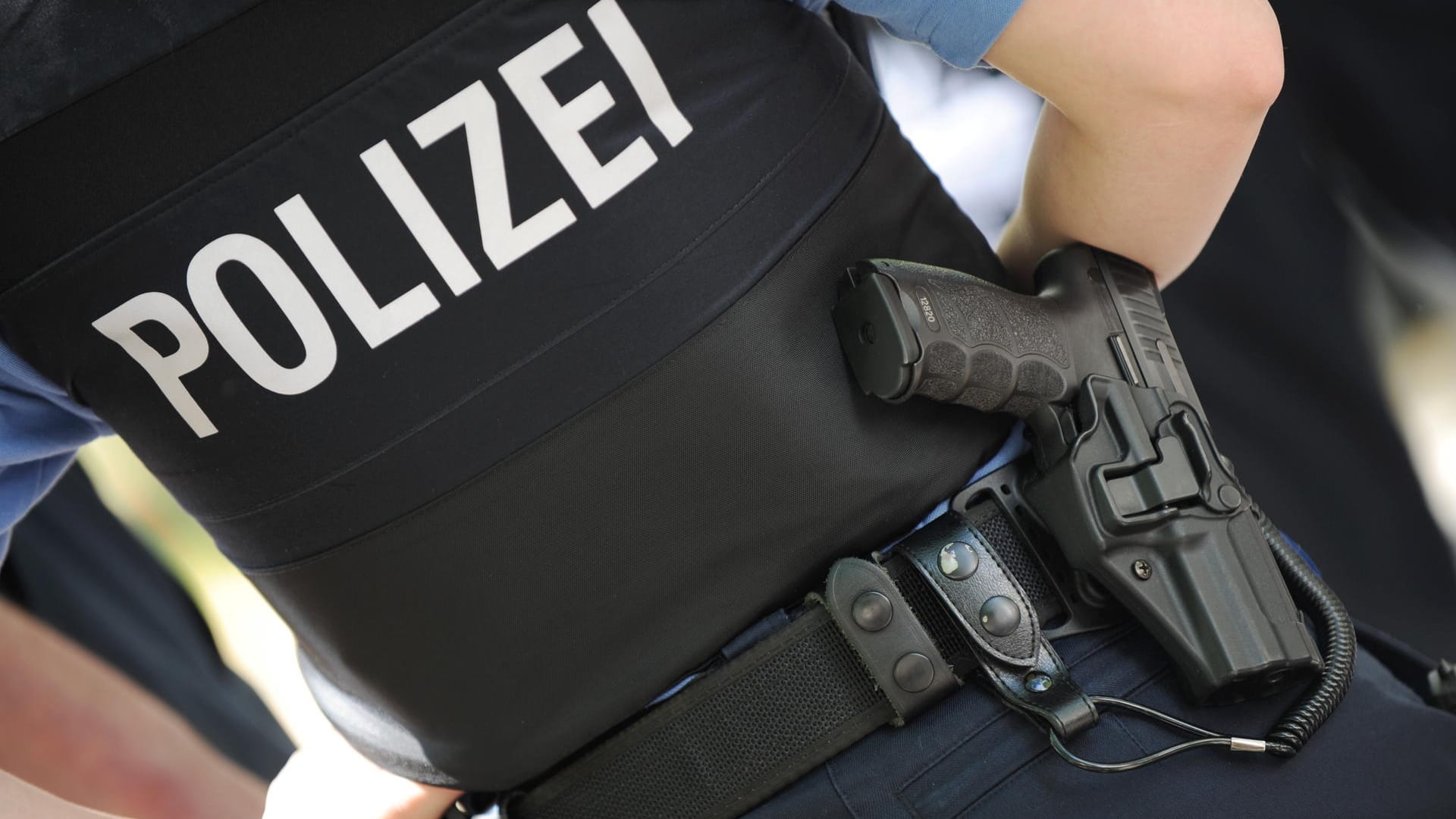 Eine Polizeibeamtin (Symbolbild).