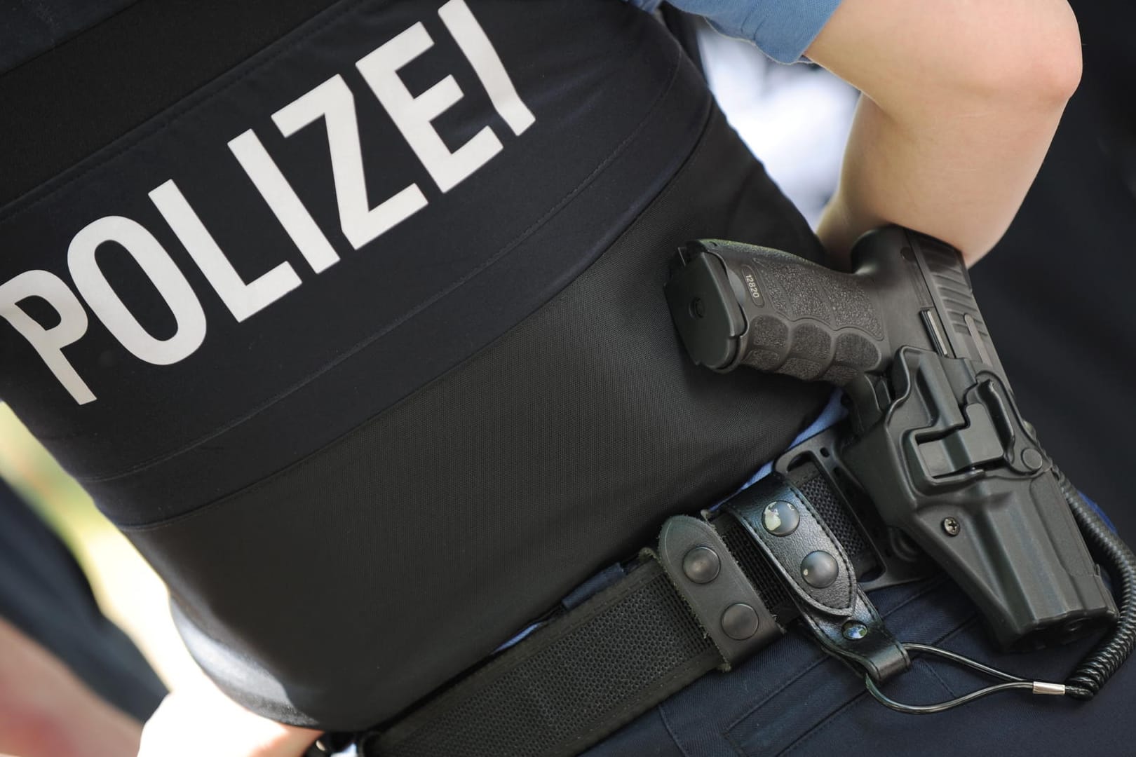 Eine Polizeibeamtin (Symbolbild).