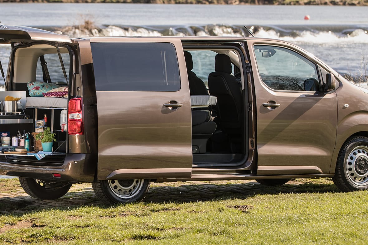 Toyota bietet über seine offiziellen Händler für den Proace Verso eine Camping-Box von Ququq zum Preis von 2790 Euro an.