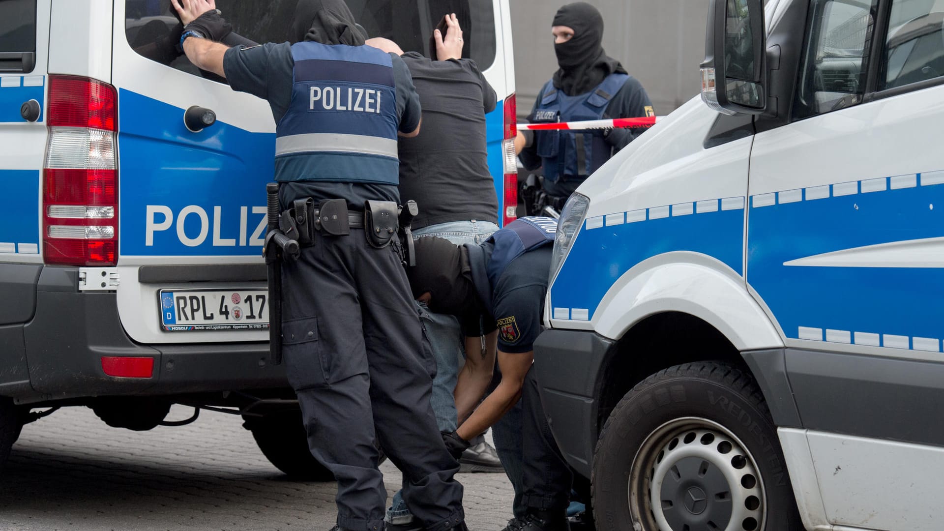 Vermummte Polizisten im Einsatz gegen organisierte Kriminalität