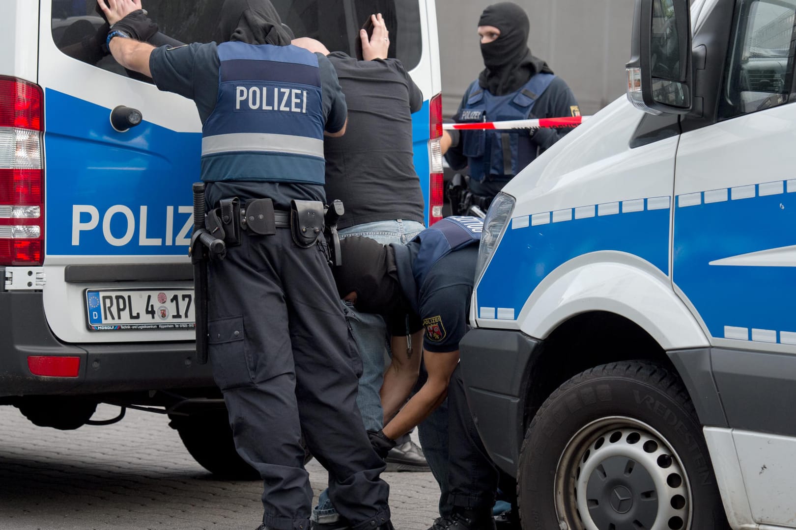 Vermummte Polizisten im Einsatz gegen organisierte Kriminalität