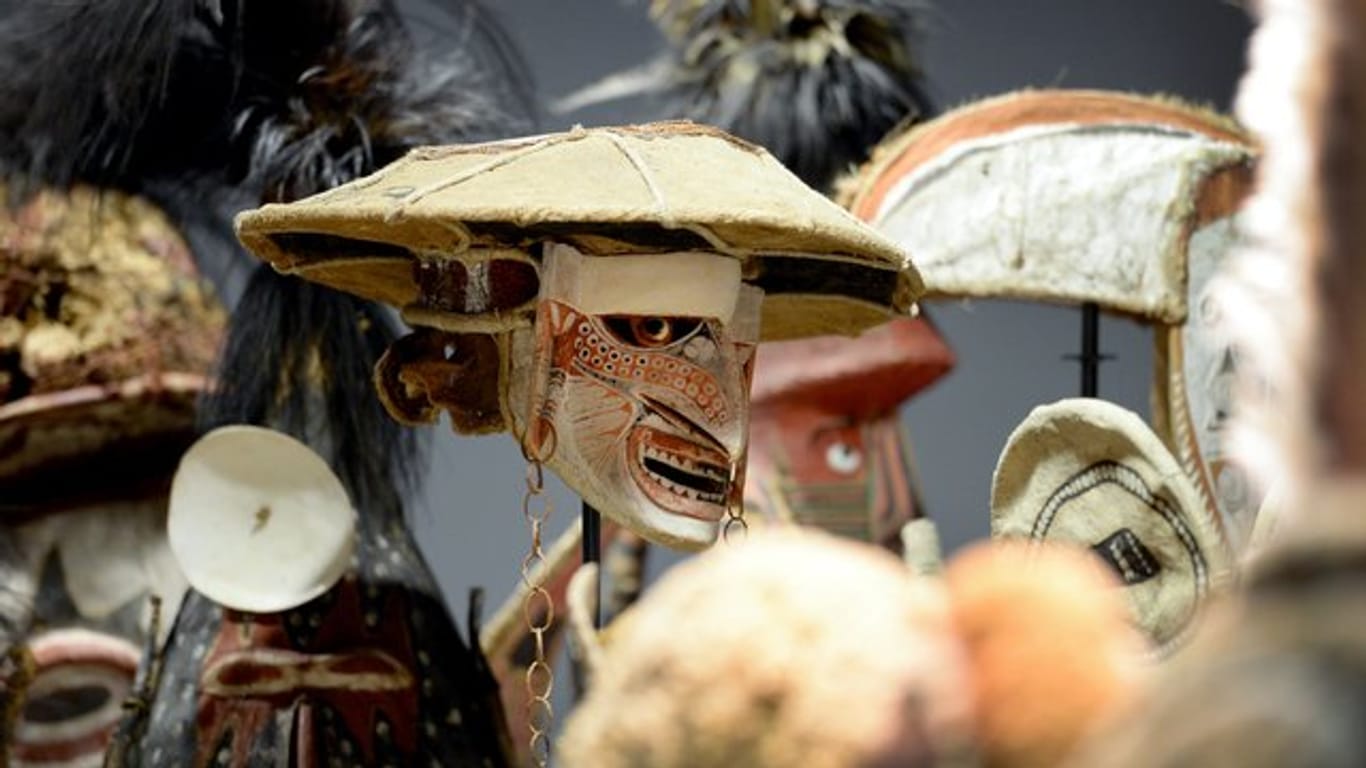 Masken, Ahnenpfähle und Tierfiguren aus Ozeanien 2016 in Berlin im Depot bei den Vorbereitungen für den Umzug des Ethnologischen Museums.