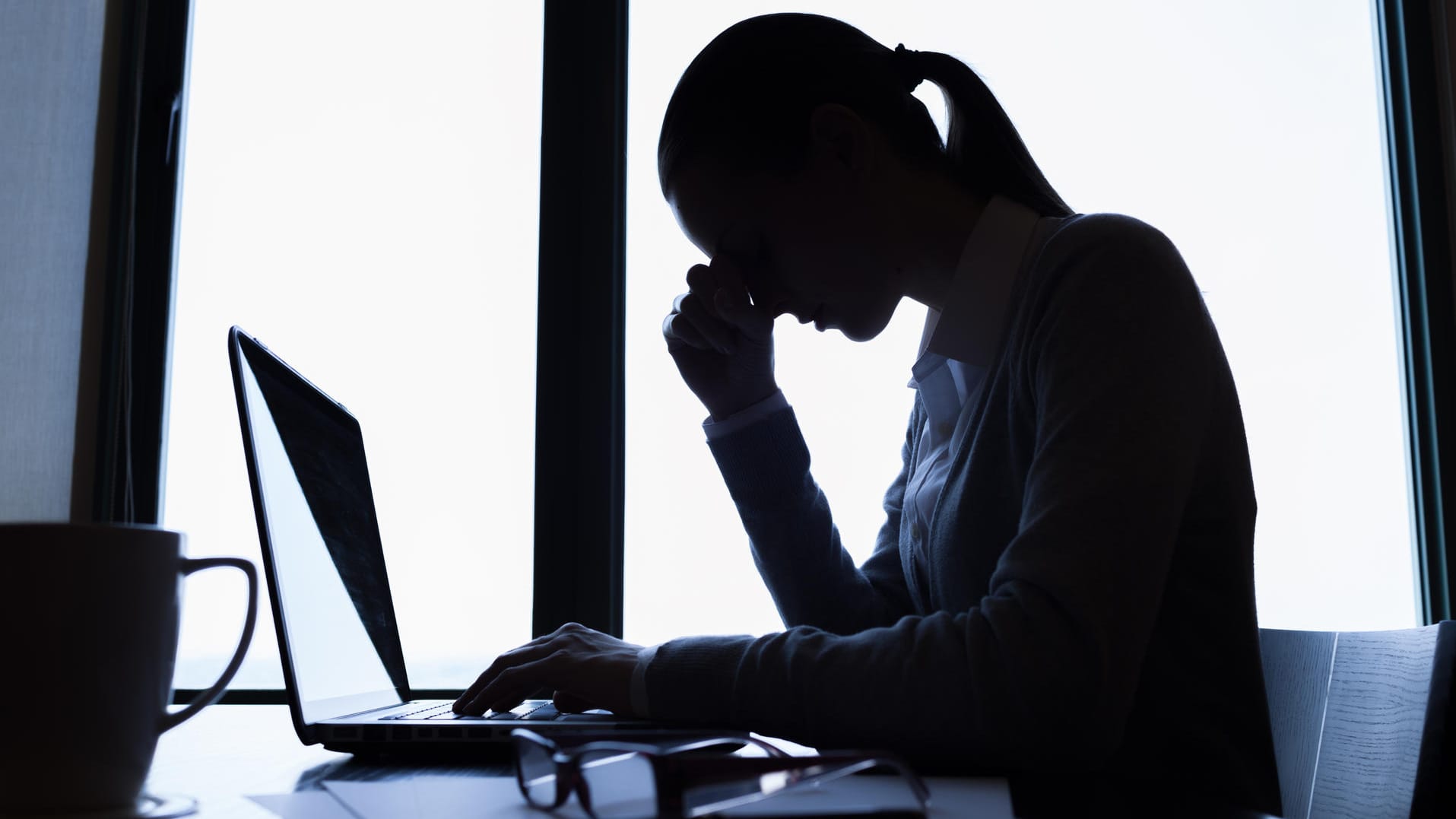 Schatten von einer Geschäftsfrau im Büro