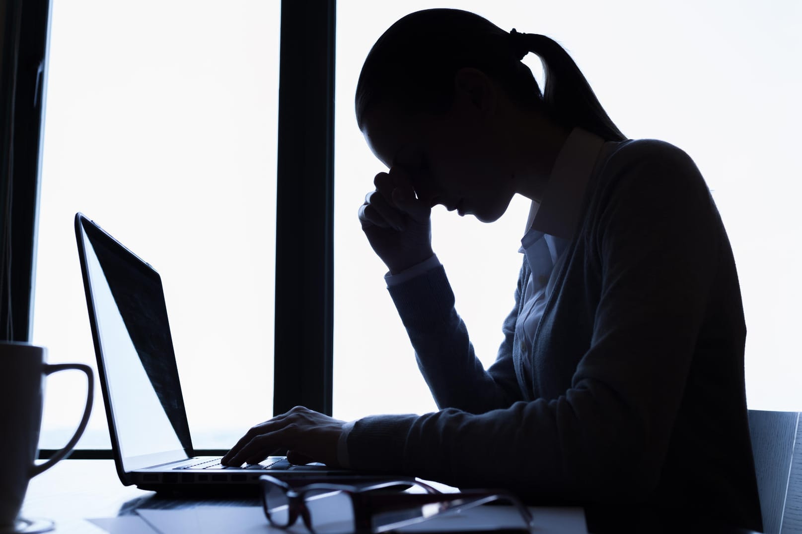 Schatten von einer Geschäftsfrau im Büro