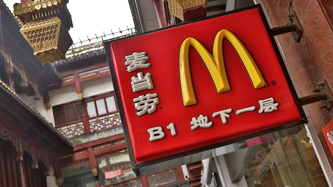 Das Logo einer Filiale der Schnellrestaurant Kette McDonald's in Shanghai.