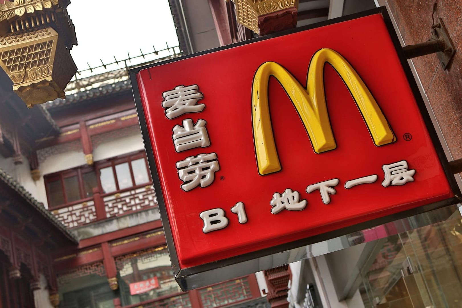 Das Logo einer Filiale der Schnellrestaurant Kette McDonald's in Shanghai.