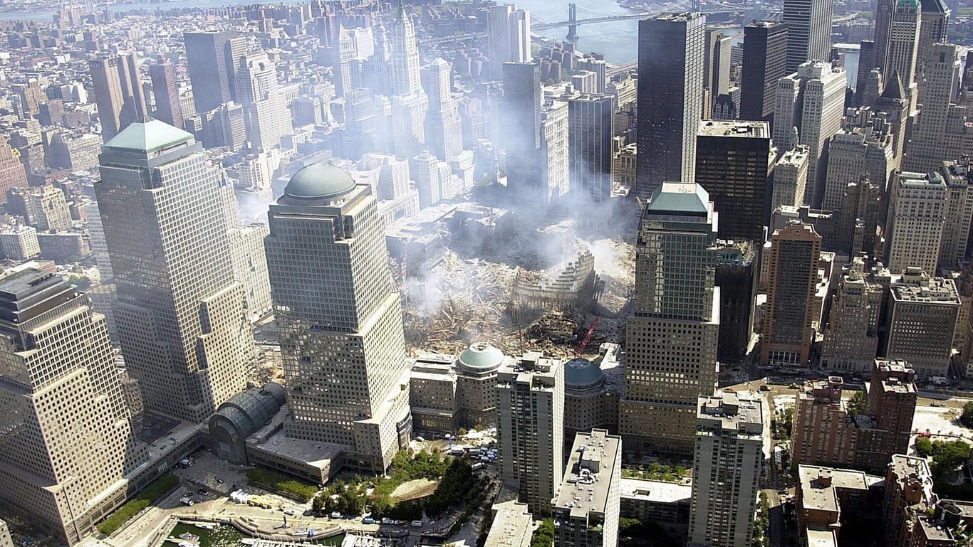 Die Trümmer des zerstörten WTC rund eine Woche nach den Terroranschlägen vom 11. September 2001 im New Yorker Stadtbezirk Manhatten