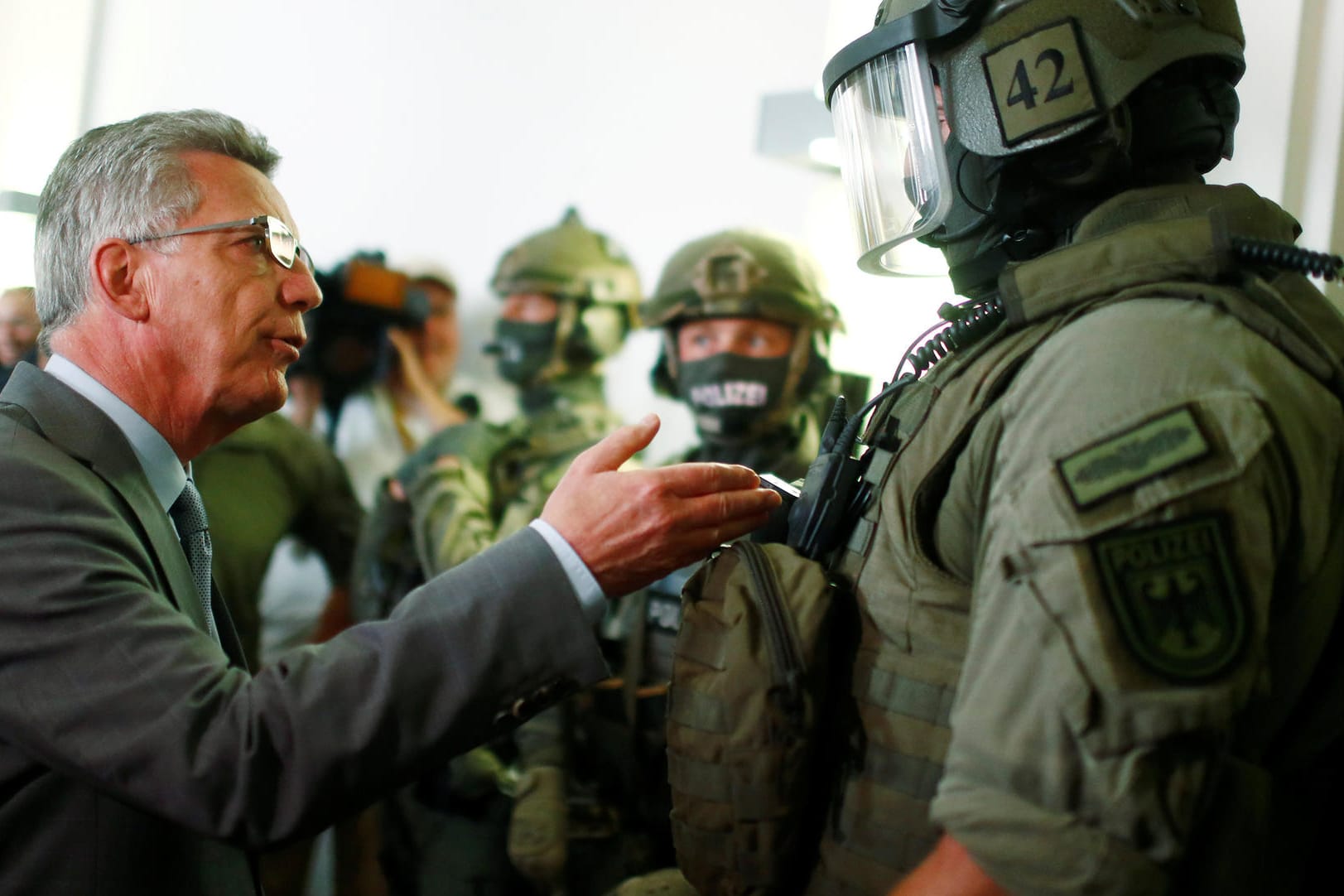 Bundesinnenminster Thomas de Maiziere spricht während der Eröffnung der neuen Direktion für Anti-Terroreinsätze mit Mitgliedern der Spezialeinheit GSG 9.