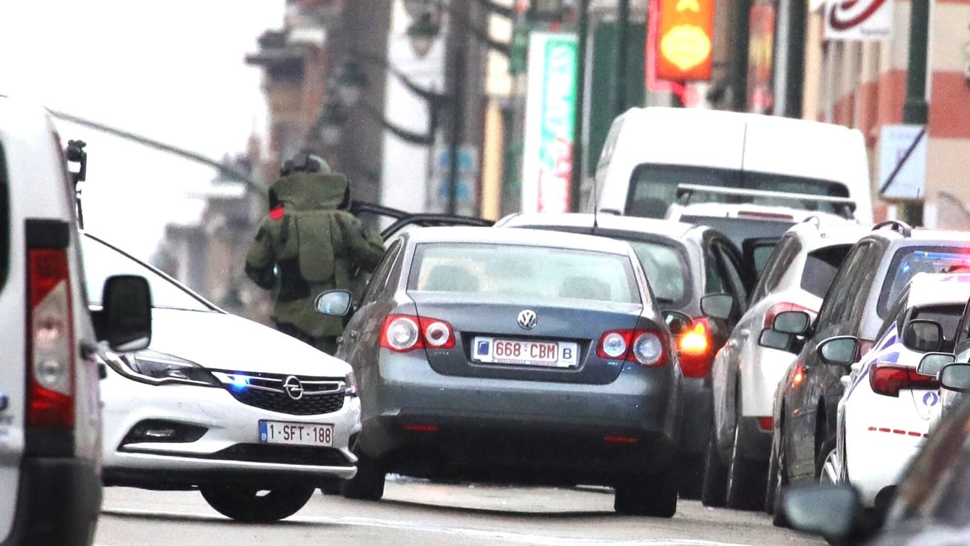 Ein Polizist des Bombenräumkommandos inspiziert das Auto.