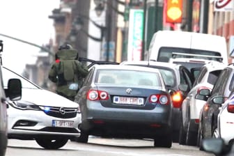 Ein Polizist des Bombenräumkommandos inspiziert das Auto.