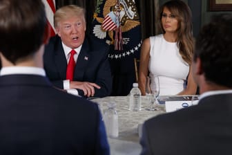 US-Präsident Donald Trump spricht in Bedminster (USA) bei einem Briefing über Opioid-Missbrauch über den Streit mit Nordkorea. Neben ihm sitzt First Lady Melania Trump.