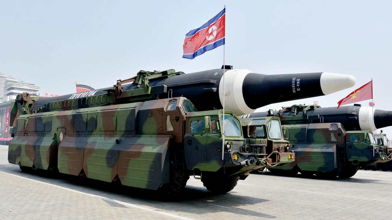 Eine ballistische Rakete wird in Pjöngjang, Nordkorea, auf dem "Kim Il Sung"-Platz während einer Militärparade präsentiert.